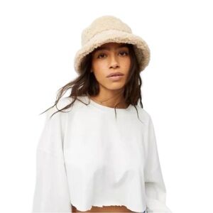 NEW URBAN OUTFITTERS Lilee Faux Fur Fuzzy Soft Bucket Hat Beige One Size